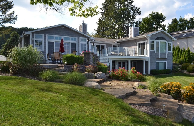 Waterfront on West Bay. 15 min to Traverse. Fire pit, gas grill, Sauna, AC