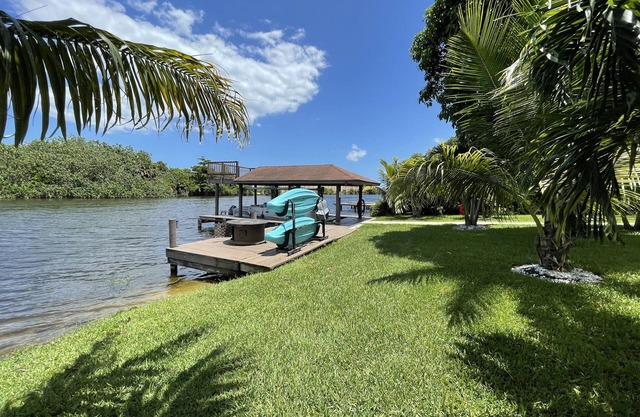 WATERFRONT PALM BEACH 5BR/4BA HOME - PRIVATE BOAT DOCK/POOL/HOT TUB
