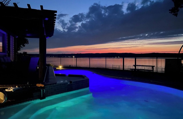 Waterfront: Panoramic Views/Pickleball coming soon/Hot Tub/Pool/Sleeps 16
