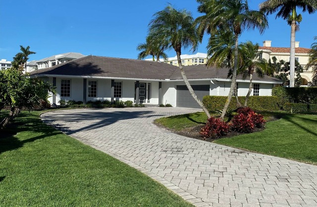 Waterfront paradise minutes from the beach & downtown Naples!