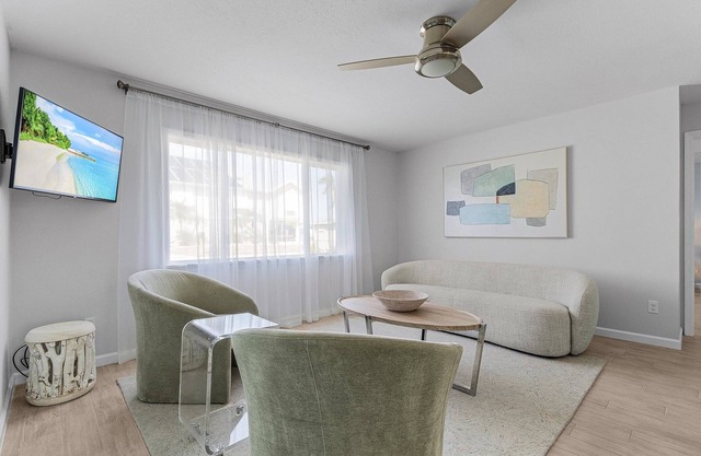 WATERFRONT, POOL, BOAT LIFT, WALKING DISTANCE TO RESTAURANTS, 2 BED/2 BATH