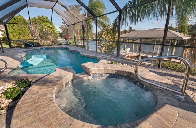Waterfront/Pool/Hot Tub/Dock/Game Room - Close to Beach