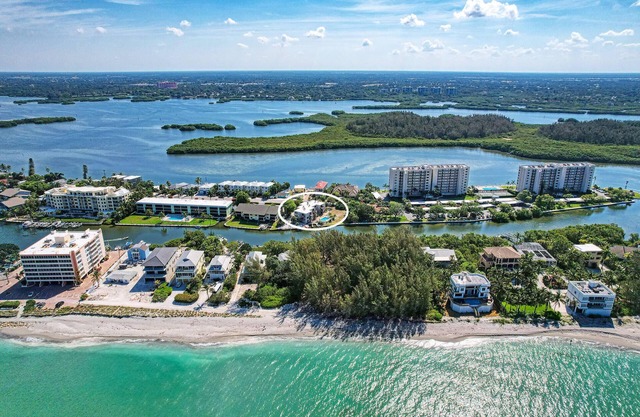 Waterfront/Pool mins to Siesta Key Beach-bikes/kayaks/SUPS incd- paddle to beach