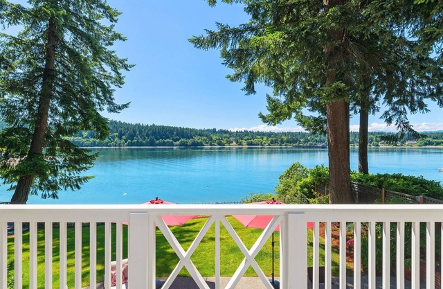 Waterfront ~ Really Unique ~ Charming Northwest Getaway