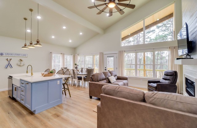 Waterfront Retreat on Greers Ferry Lake w/Hot Tub