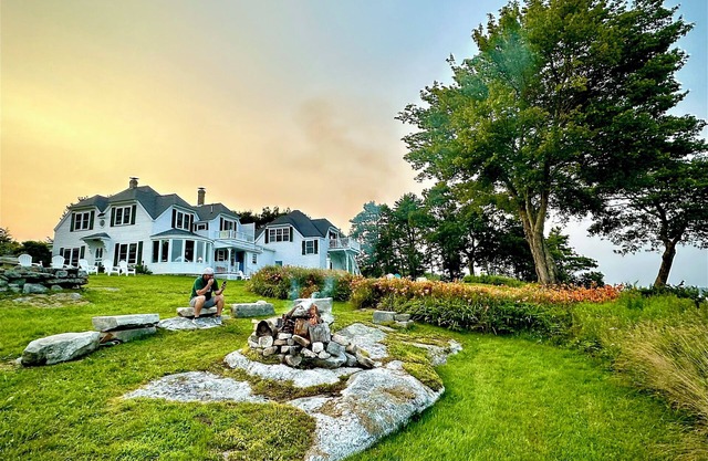 WATERFRONT Retreat venue for up to 60 guests!…nWeddings, Reunions, Meetings!…
