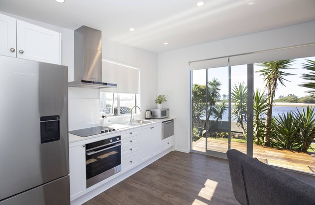Waterfront Retreat - Westport Self-Contained Unit