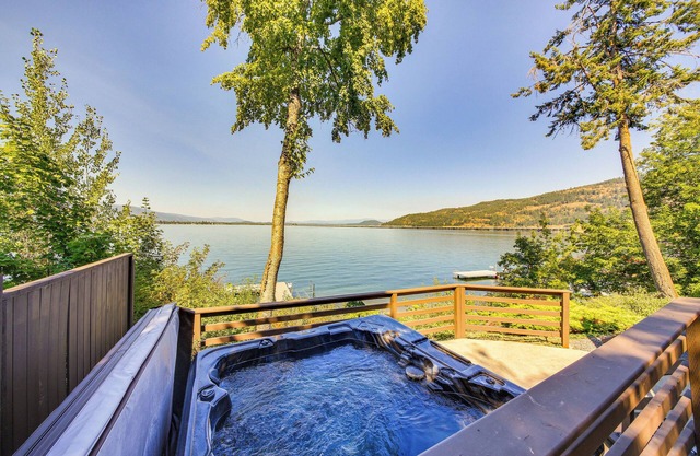 Waterfront Sagle Retreat w/Hot Tub & Fireplace