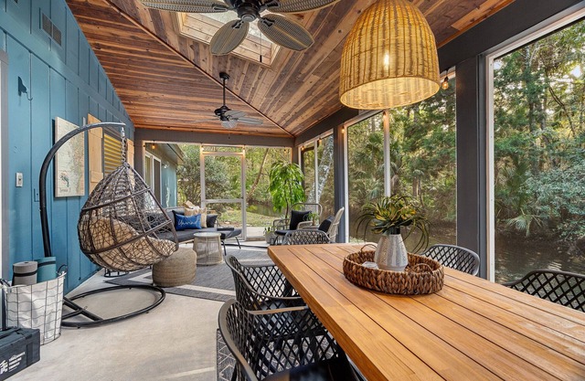 Waterfront Screen Porch with kayaks to experience the peaceful Halls River!