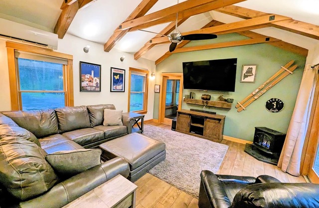 Waterfront Spacious Luxury Home, 5 min to LL Bean!