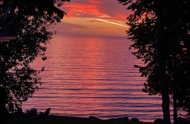 Waterfront, Spectacular Sunset Views, Beautiful Updated Cottage!