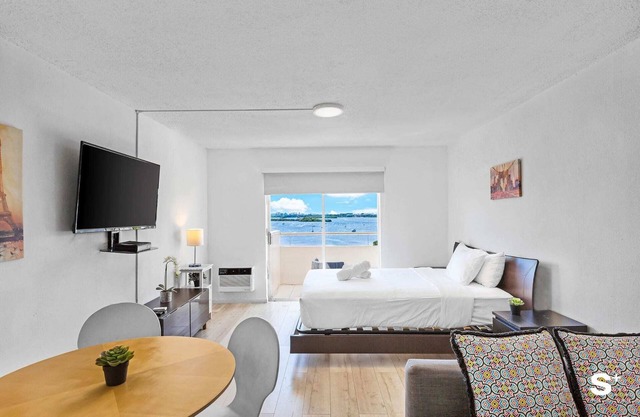 Waterfront Studio Condo in Miami - Free Parking & Bay Views