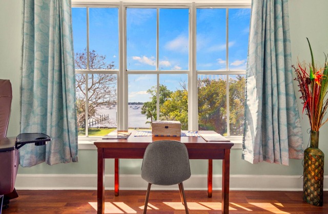 Waterfront Storybook Loft in downtown Stuart