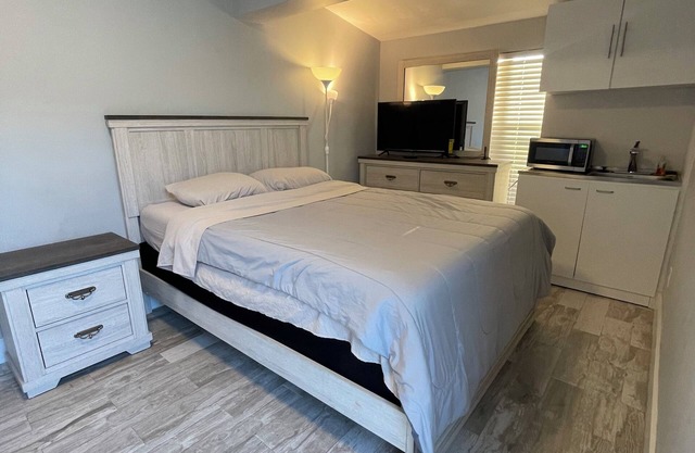 Waterfront Studio with Private Gate and Private Entrance. Queen Bed and Kitchen.