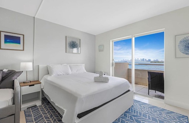 Waterfront Studio Condo in the Heart of Miami - Free Parking & Bay Views