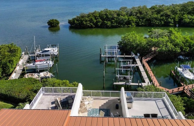 WATERFRONT TOWNHOME WITH BOAT SLIP, ELEVATOR, & POOL! PET FRIENDLY!