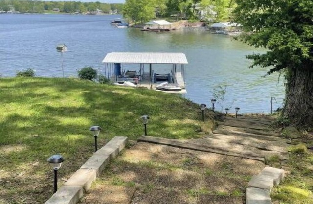 WATERFRONT Vacation! {3 bed 2 bath. Sleeps 13}