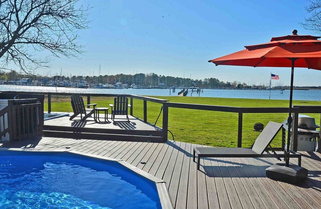 Waterfront w/private pier, pool, Hot Tub, kayaks and in town.