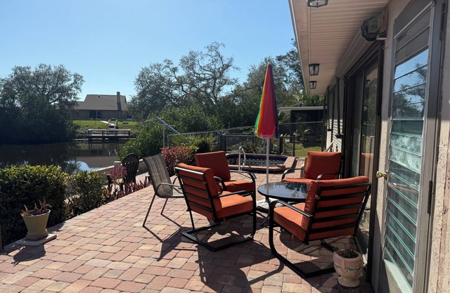 WATERFRONT WARM MINERAL SPRINGS GETAWAY