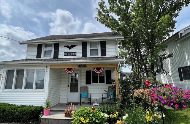Waterfront Year round cottage, Ice fishing, Snowmobile trails nearby!