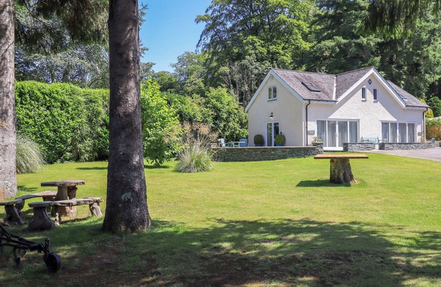 WATERHEAD COTTAGE, with a garden in Troutbeck Bridge