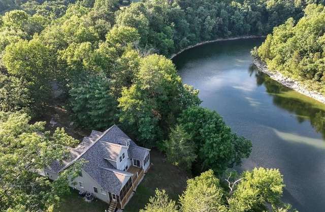 Waters Edge 4-bedroom house with AC and WiFi in peaceful Somerset