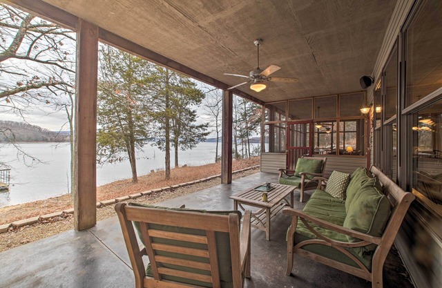 'Water’s Edge': Home on Shore of Beaver Lake!