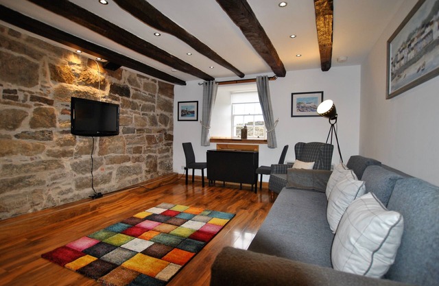 Watersedge Apartment- cosy home by the sea