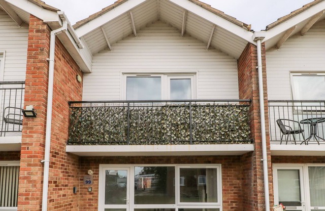 WATERSIDE VILLA, pet friendly, country holiday cottage in Corton