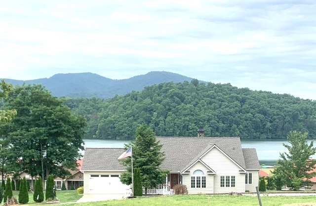 Waterview Retreat - In town convenience with beautiful Lake & Mountain Views