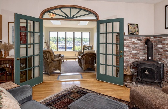 WaterViews Overlooking Gloucester Inner Harbor/Sunroom/Deck/Walk to Town/AC