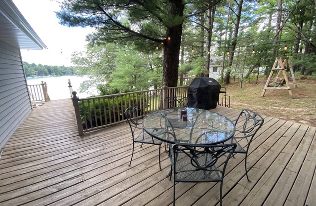 Wautoma lakefront cottage 3 bd/3 ba, 10 mins from ski hill