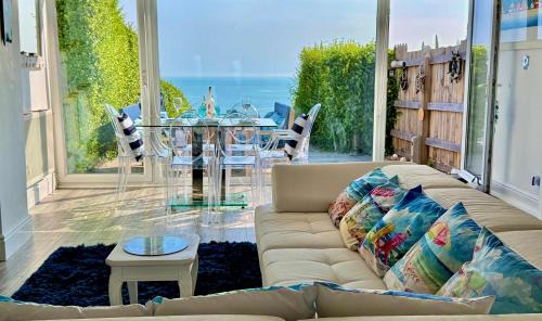 Wave Watcher- 4 Bed Sea View Home