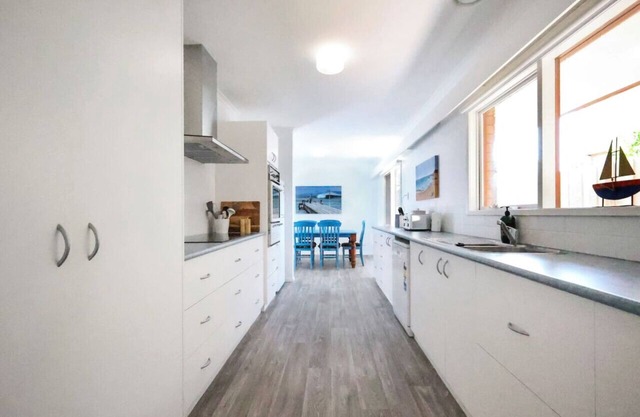 Waves- A minutes walk to beach, sleeps 6