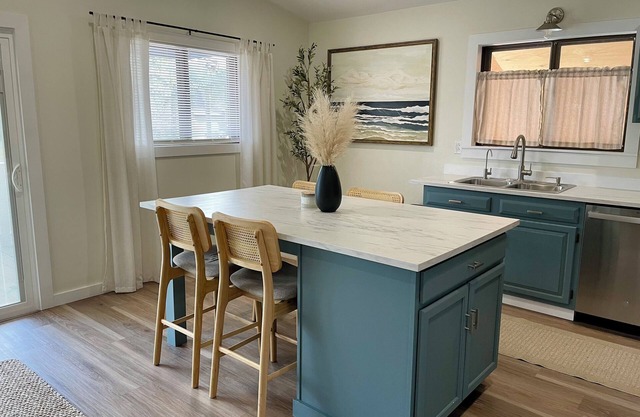 Wavy Navy - 2 Queen Beds - Centrally Located - Kill Devil Hills OBX