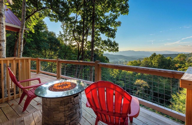 Waynesville Romantic Hideaway w/Private Hot Tub