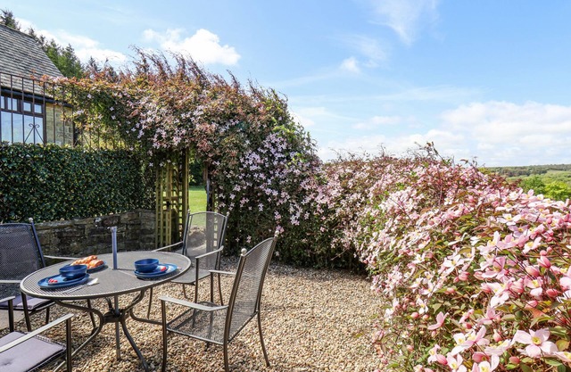 WAYSIDE FARM CART COTTAGE, romantic, with a garden in Burniston