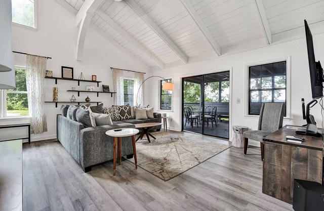 Weblon's Retreat - Incredible Bluff View and Peaceful Woods