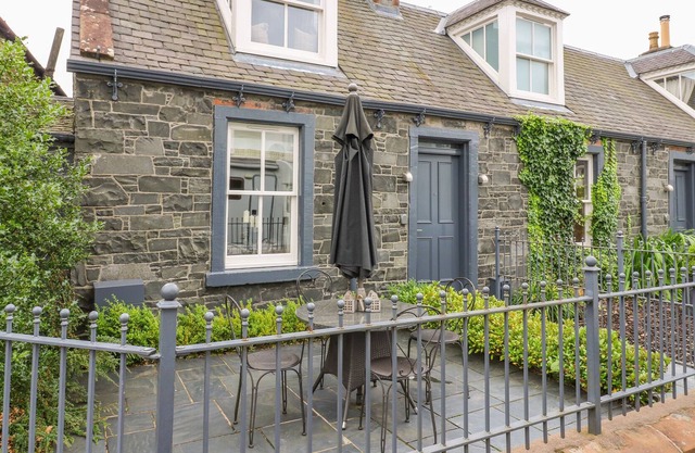 WEE COTTAGE, pet friendly, luxury holiday cottage in Moffat