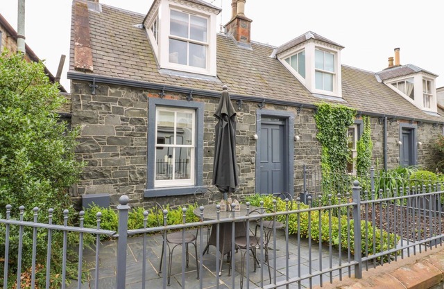 WEE COTTAGE, pet friendly, character holiday cottage in Moffat