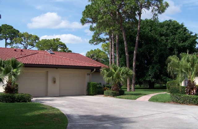 Weekly rentals! Comfortable 2 bdrm/2 Bath Villa - just minutes from Beaches