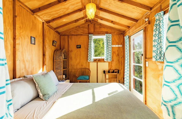 Weka Cabin - Ao Marama Retreat - Stunning Bush setting and Ocean Views