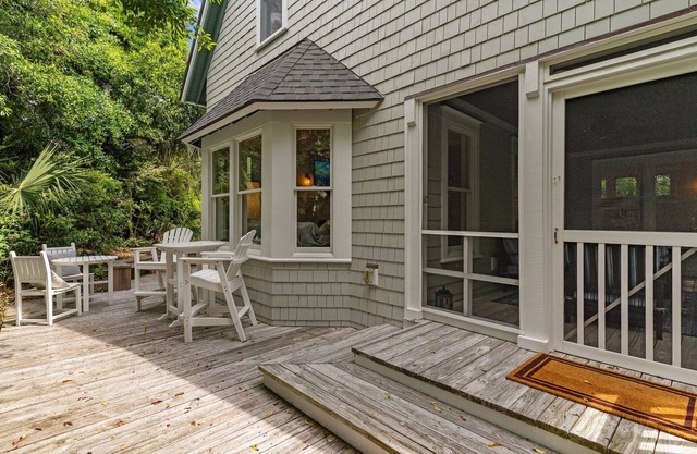 Welcome to Bo's Place in the desirable Sumners Crescent neighborhood.