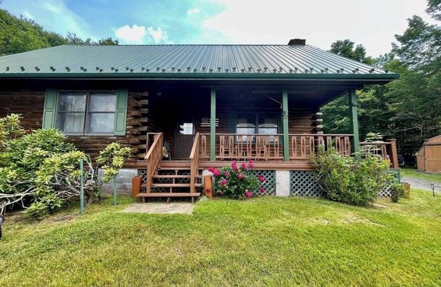 Welcome to Elk Point! A cozy 2 BR/2 BA cabin with mountain views, woodstove, deck, and fire pit. Hiking trails right nearby, with Livingston Manor just a 10‑minute drive away.