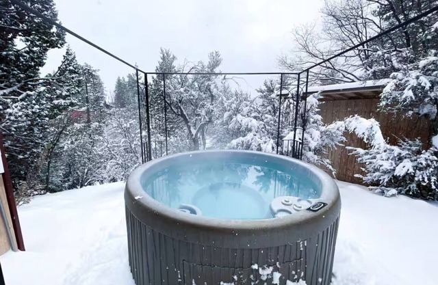 Welcome to Malu! Hot Tub + Great Views!