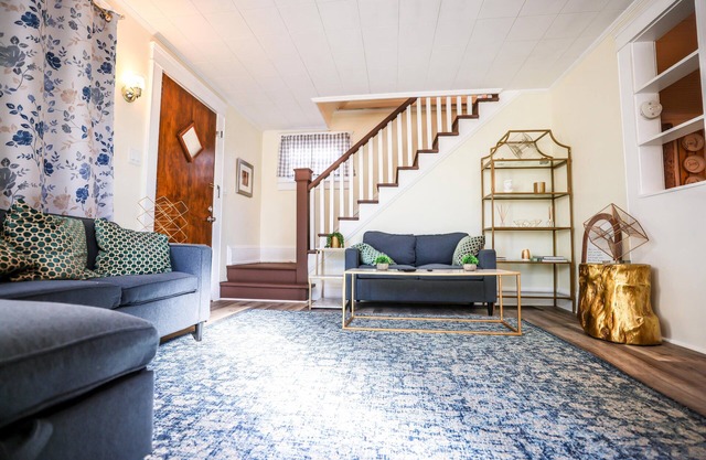 Welcome to our inviting Northside retreat! Immerse yourself in history