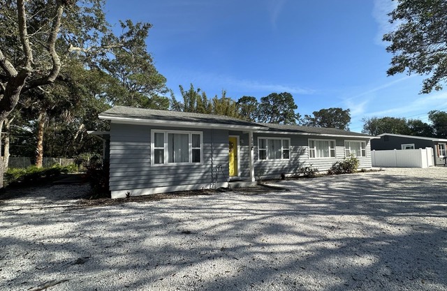 Welcome to Sarasota! Indulge in a stress-free getaway at this turnkey rental property