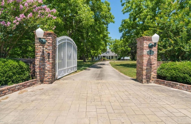 Welcome to the Graceful Oaks!