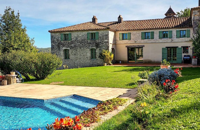 Welcome to this beautiful mansion from the 15th century.
