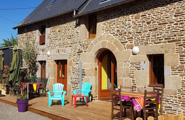 Welcome to this colourful and family-friendly holiday home with pool.